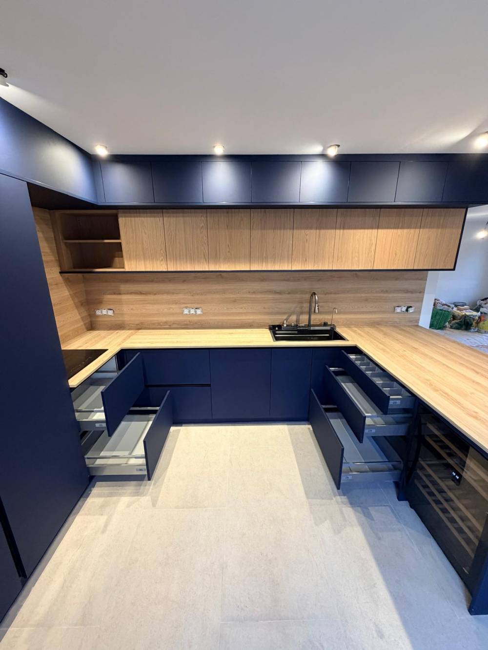 cuisine bleu profond - face - rangement bas ouverts