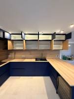 cuisine bleu profond - face - placards ouverts