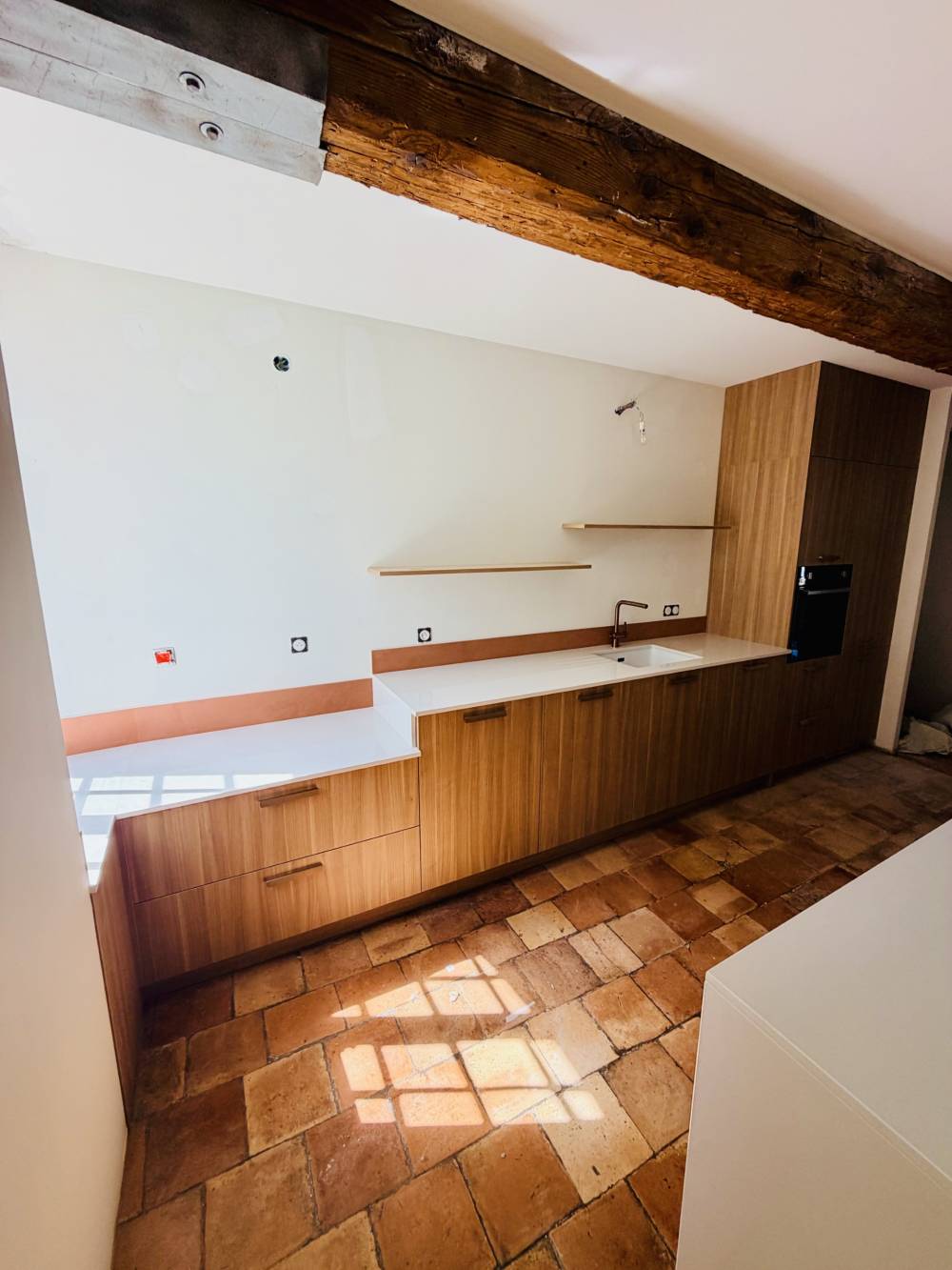 Cuisine matière naturelle - meubles contre le mur - vue d'ensemble depuis la fenêtre