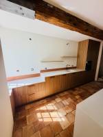 Cuisine matière naturelle - meubles contre le mur - vue d'ensemble depuis la fenêtre